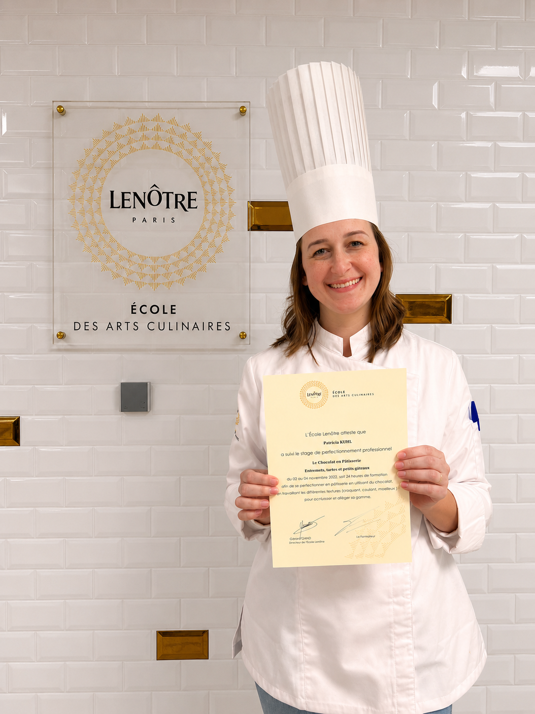 Patrícia Brüske con su certificado de École Lenôtre París