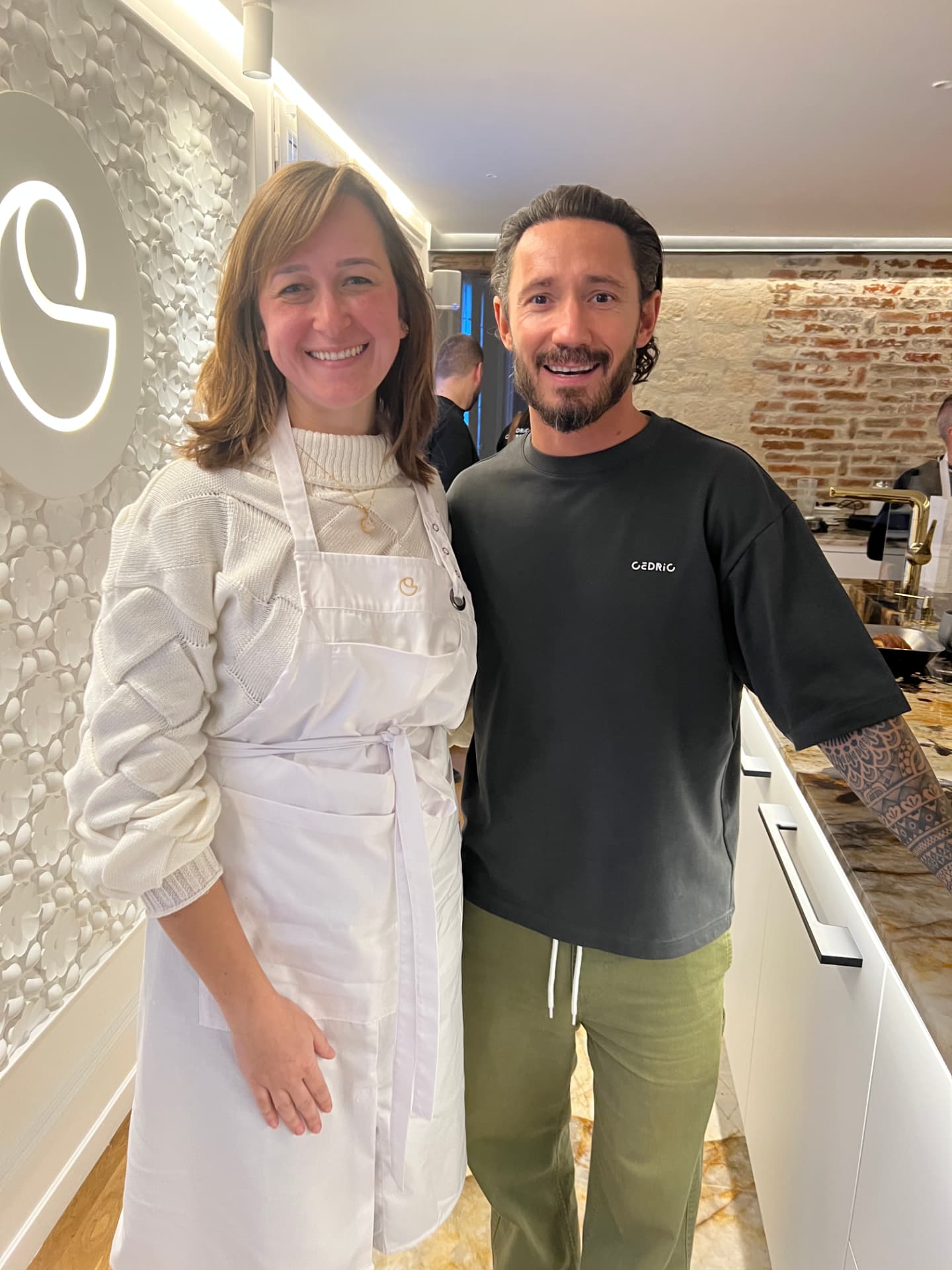 Patrícia Brüske con el chef Cédric Grolet